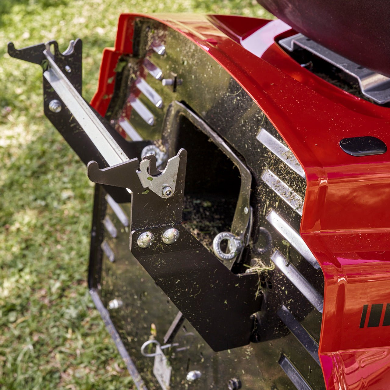 solo by AL-KO Comfort T18-103.4 HD-A V2 Petrol Rear Collect Lawn Tractor - Image 6