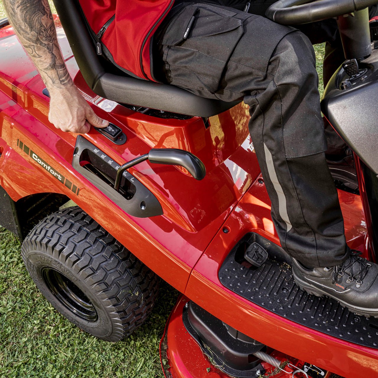 solo by AL-KO Comfort T18-103.4 HD-A V2 Petrol Rear Collect Lawn Tractor - Image 7